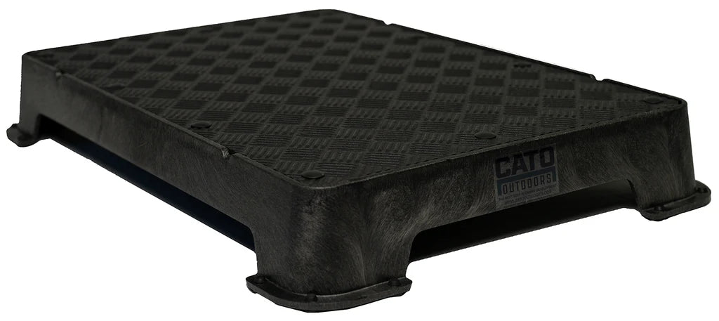 Cato Board Dog Training Platform – The Ultimate Place Board for Dogs Black Rubber used during a German Shorthaired Pointer training session. Ideal for professional bird dog training and upland hunting dogs retrieving game. Perfect gear for puppy training courses demonstration.