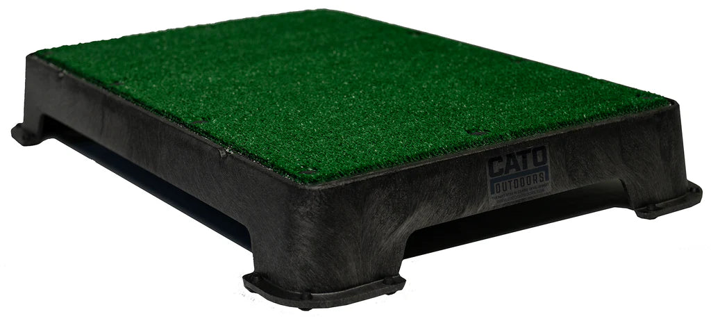 Cato Board Dog Training Platform – The Ultimate Place Board for Dogs Black Turf used during a German Shorthaired Pointer training session. Ideal for professional bird dog training and upland hunting dogs retrieving game. Perfect gear for puppy training courses demonstration.