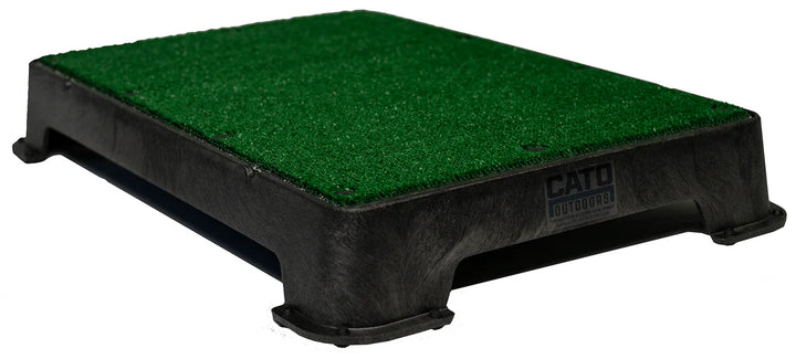 Cato Board Dog Training Platform – The Ultimate Place Board for Dogs Black Turf used during a German Shorthaired Pointer training session. Ideal for professional bird dog training and upland hunting dogs retrieving game. Perfect gear for puppy training courses demonstration.