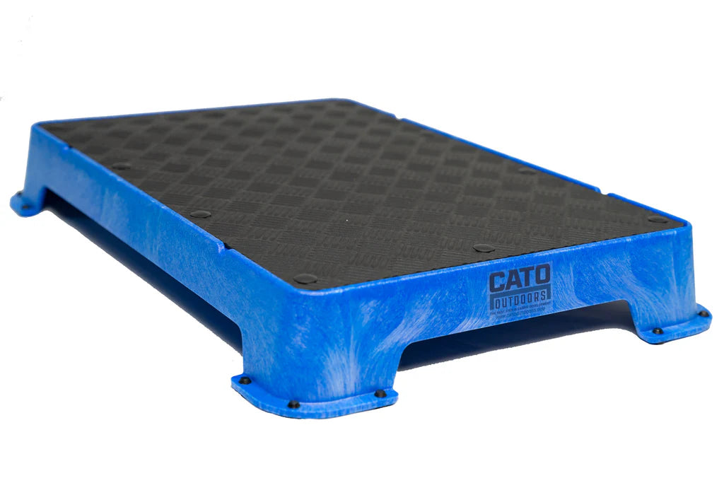 Cato Board Dog Training Platform – The Ultimate Place Board for Dogs Blue Rubber used during a German Shorthaired Pointer training session. Ideal for professional bird dog training and upland hunting dogs retrieving game. Perfect gear for puppy training courses demonstration.