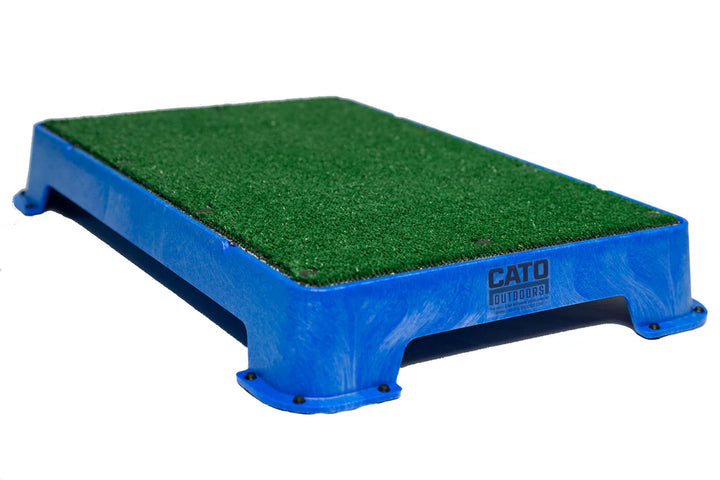 Cato Board Dog Training Platform – The Ultimate Place Board for Dogs Blue Turf used during a German Shorthaired Pointer training session. Ideal for professional bird dog training and upland hunting dogs retrieving game. Perfect gear for puppy training courses demonstration.