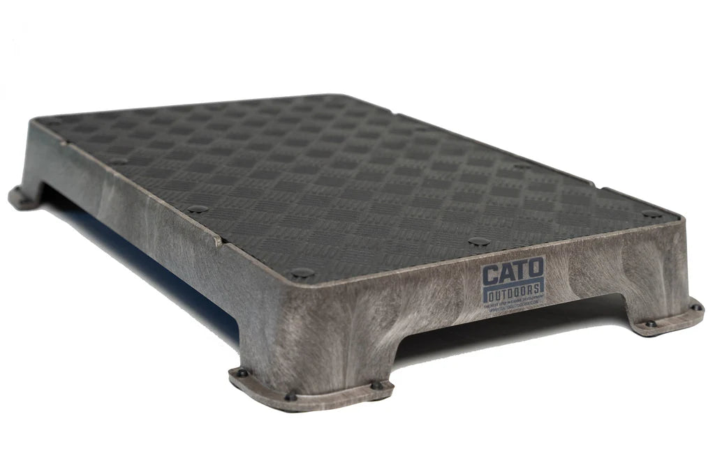 Cato Board Dog Training Platform – The Ultimate Place Board for Dogs Brown Rubber used during a German Shorthaired Pointer training session. Ideal for professional bird dog training and upland hunting dogs retrieving game. Perfect gear for puppy training courses demonstration.