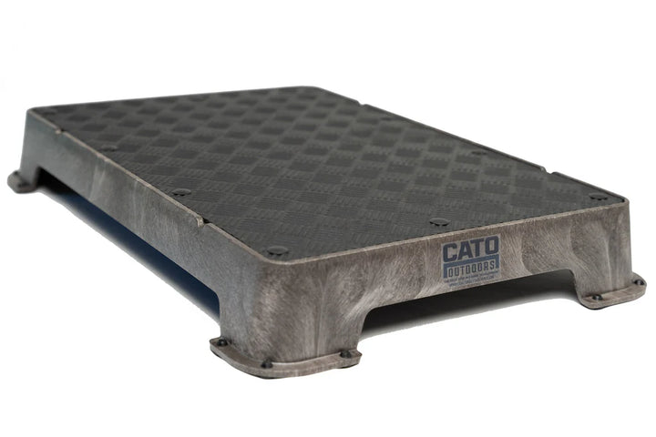 Cato Board Dog Training Platform – The Ultimate Place Board for Dogs Brown Rubber used during a German Shorthaired Pointer training session. Ideal for professional bird dog training and upland hunting dogs retrieving game. Perfect gear for puppy training courses demonstration.