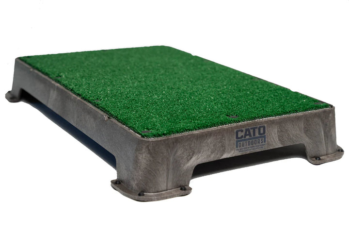 Cato Board Dog Training Platform – The Ultimate Place Board for Dogs Brown Turf used during a German Shorthaired Pointer training session. Ideal for professional bird dog training and upland hunting dogs retrieving game. Perfect gear for puppy training courses demonstration.