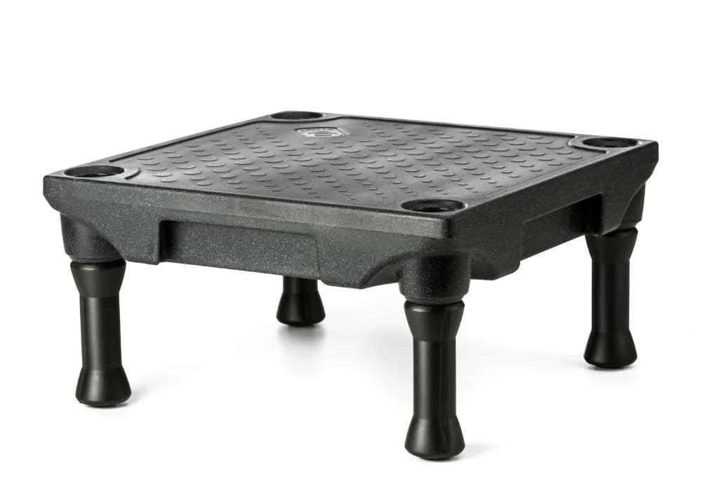 KLIMB Dog Training Platform - The Ultimate Dog Training Tool Black used during a German Shorthaired Pointer training session. Ideal for professional bird dog training and upland hunting dogs retrieving game. Perfect gear for puppy training courses demonstration.