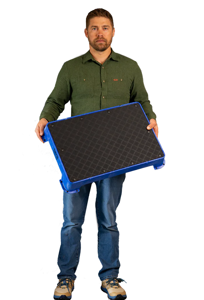 Cato Board Dog Training Platform – The Ultimate Place Board for Dogs used during a German Shorthaired Pointer training session. Ideal for professional bird dog training and upland hunting dogs retrieving game. Perfect gear for puppy training courses demonstration.