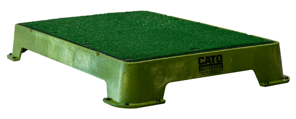 Cato Board Dog Training Platform – The Ultimate Place Board for Dogs Moss (tan) Turf used during a German Shorthaired Pointer training session. Ideal for professional bird dog training and upland hunting dogs retrieving game. Perfect gear for puppy training courses demonstration.