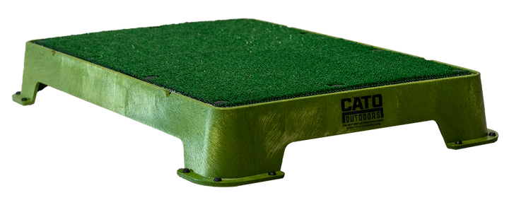 Cato Board Dog Training Platform – The Ultimate Place Board for Dogs Moss (tan) Turf used during a German Shorthaired Pointer training session. Ideal for professional bird dog training and upland hunting dogs retrieving game. Perfect gear for puppy training courses demonstration.