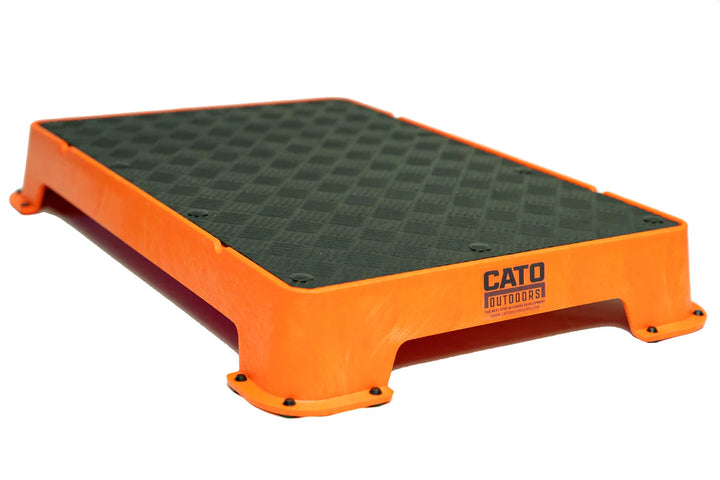 Cato Board Dog Training Platform – The Ultimate Place Board for Dogs Orange Rubber used during a German Shorthaired Pointer training session. Ideal for professional bird dog training and upland hunting dogs retrieving game. Perfect gear for puppy training courses demonstration.