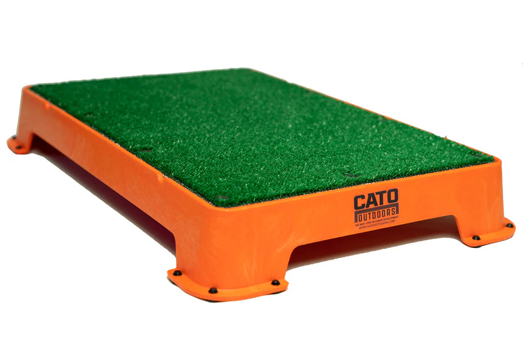 Cato Board Dog Training Platform – The Ultimate Place Board for Dogs Orange Turf used during a German Shorthaired Pointer training session. Ideal for professional bird dog training and upland hunting dogs retrieving game. Perfect gear for puppy training courses demonstration.
