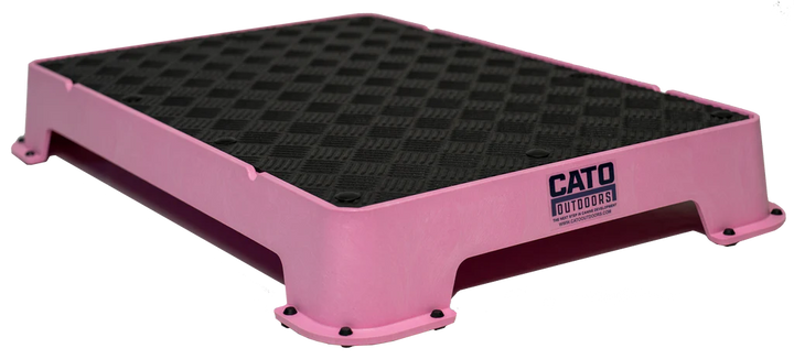 Cato Board Dog Training Platform – The Ultimate Place Board for Dogs Pink Rubber used during a German Shorthaired Pointer training session. Ideal for professional bird dog training and upland hunting dogs retrieving game. Perfect gear for puppy training courses demonstration.
