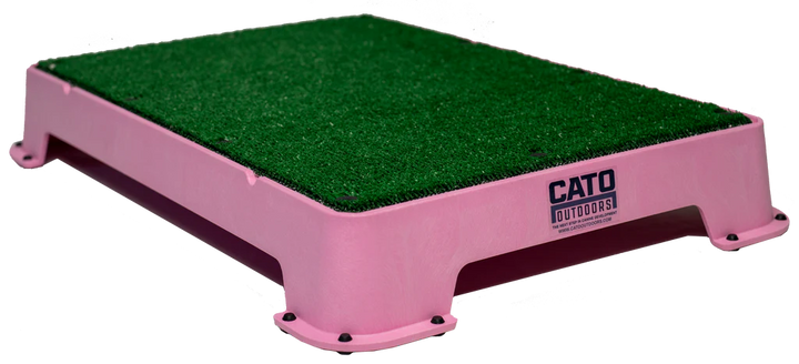 Cato Board Dog Training Platform – The Ultimate Place Board for Dogs Pink Turf used during a German Shorthaired Pointer training session. Ideal for professional bird dog training and upland hunting dogs retrieving game. Perfect gear for puppy training courses demonstration.
