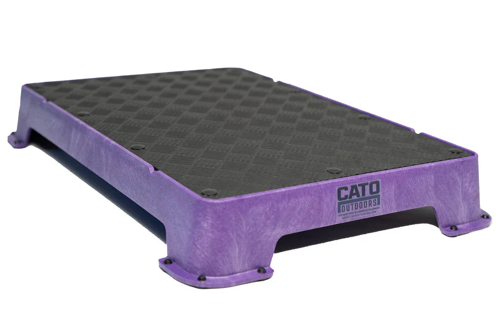 Cato Board Dog Training Platform – The Ultimate Place Board for Dogs Purple Rubber used during a German Shorthaired Pointer training session. Ideal for professional bird dog training and upland hunting dogs retrieving game. Perfect gear for puppy training courses demonstration.