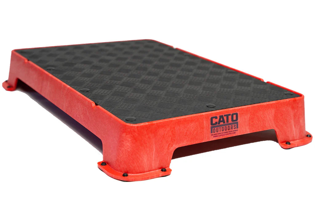 Cato Board Dog Training Platform – The Ultimate Place Board for Dogs Red Rubber used during a German Shorthaired Pointer training session. Ideal for professional bird dog training and upland hunting dogs retrieving game. Perfect gear for puppy training courses demonstration.