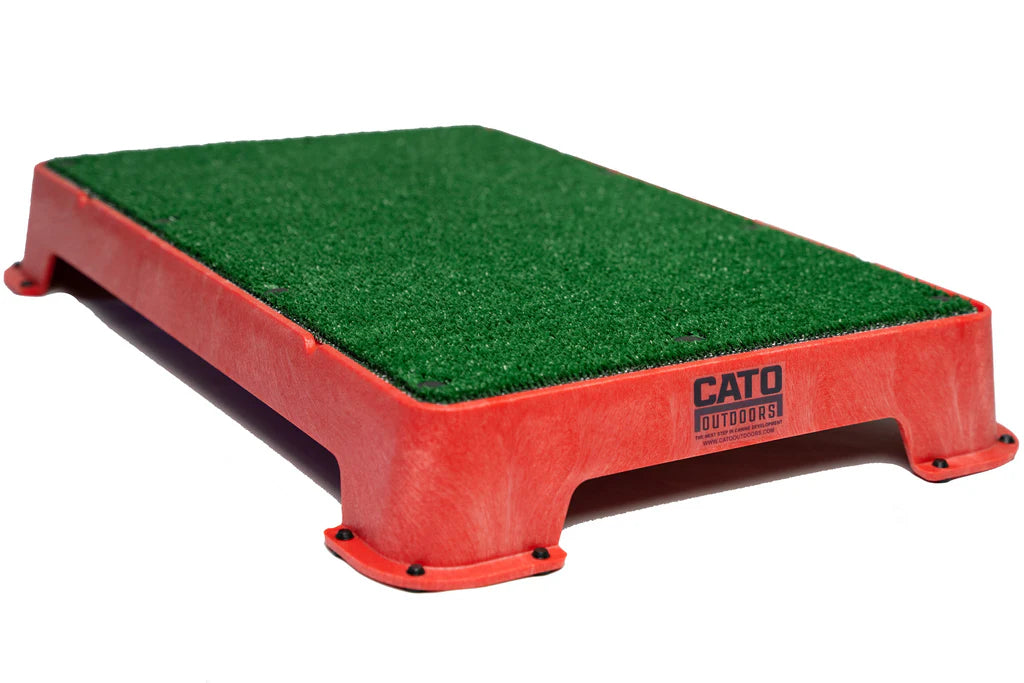 Cato Board Dog Training Platform – The Ultimate Place Board for Dogs Red Turf used during a German Shorthaired Pointer training session. Ideal for professional bird dog training and upland hunting dogs retrieving game. Perfect gear for puppy training courses demonstration.