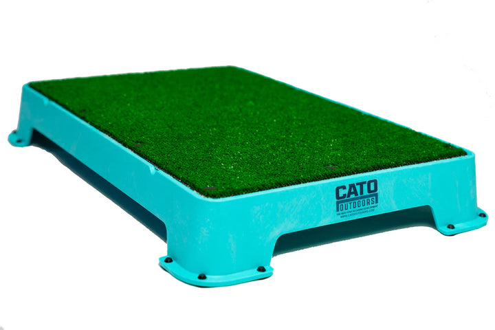 Cato Board Dog Training Platform – The Ultimate Place Board for Dogs Teal Turf used during a German Shorthaired Pointer training session. Ideal for professional bird dog training and upland hunting dogs retrieving game. Perfect gear for puppy training courses demonstration.