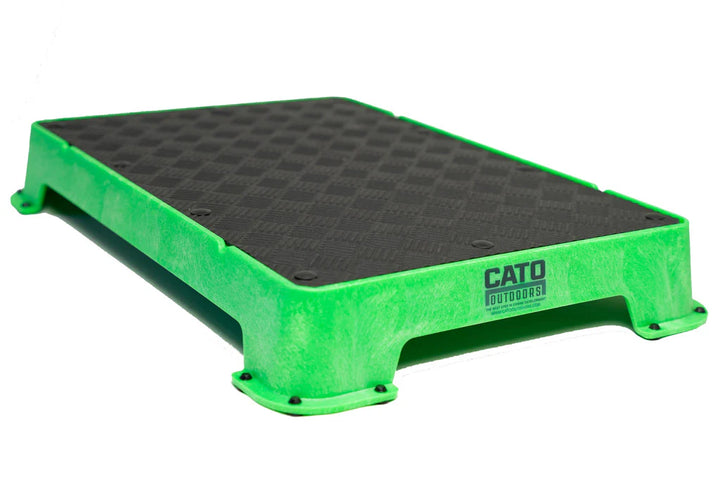 Cato Board Dog Training Platform – The Ultimate Place Board for Dogs Bright Green Rubber used during a German Shorthaired Pointer training session. Ideal for professional bird dog training and upland hunting dogs retrieving game. Perfect gear for puppy training courses demonstration.