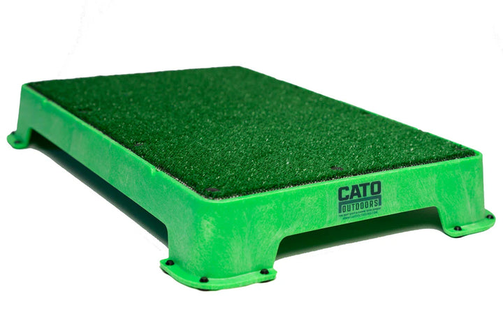 Cato Board Dog Training Platform – The Ultimate Place Board for Dogs Bright Green Turf used during a German Shorthaired Pointer training session. Ideal for professional bird dog training and upland hunting dogs retrieving game. Perfect gear for puppy training courses demonstration.