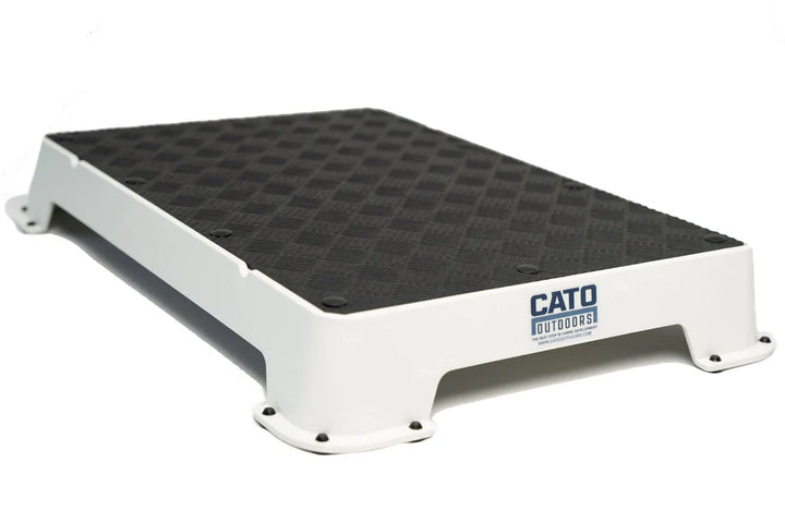 Cato Board Dog Training Platform – The Ultimate Place Board for Dogs White Rubber used during a German Shorthaired Pointer training session. Ideal for professional bird dog training and upland hunting dogs retrieving game. Perfect gear for puppy training courses demonstration.