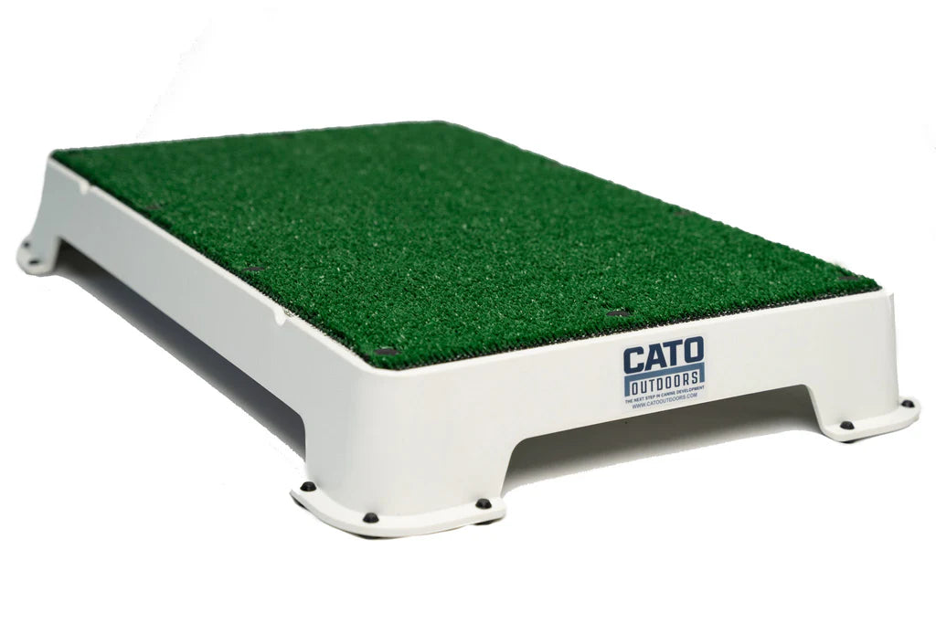 Cato Board Dog Training Platform – The Ultimate Place Board for Dogs White Turf used during a German Shorthaired Pointer training session. Ideal for professional bird dog training and upland hunting dogs retrieving game. Perfect gear for puppy training courses demonstration.