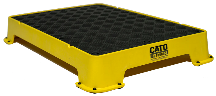 Cato Board Dog Training Platform – The Ultimate Place Board for Dogs used during a German Shorthaired Pointer training session. Ideal for professional bird dog training and upland hunting dogs retrieving game. Perfect gear for puppy training courses demonstration.