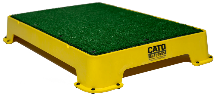 Cato Board Dog Training Platform – The Ultimate Place Board for Dogs used during a German Shorthaired Pointer training session. Ideal for professional bird dog training and upland hunting dogs retrieving game. Perfect gear for puppy training courses demonstration.