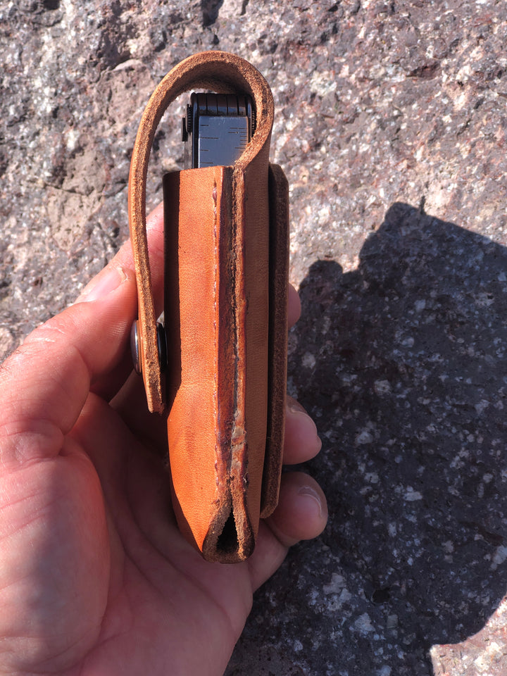 Leatherman Case used during a German Shorthaired Pointer training session. Ideal for professional bird dog training and upland hunting dogs retrieving game. Perfect gear for puppy training courses demonstration.